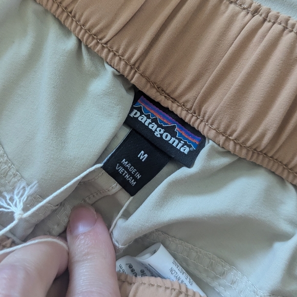 NWT Patagonia Outdoor Everyday Tan and Cream Adventure Shorts Size Women Medium - Picture 5 of 6